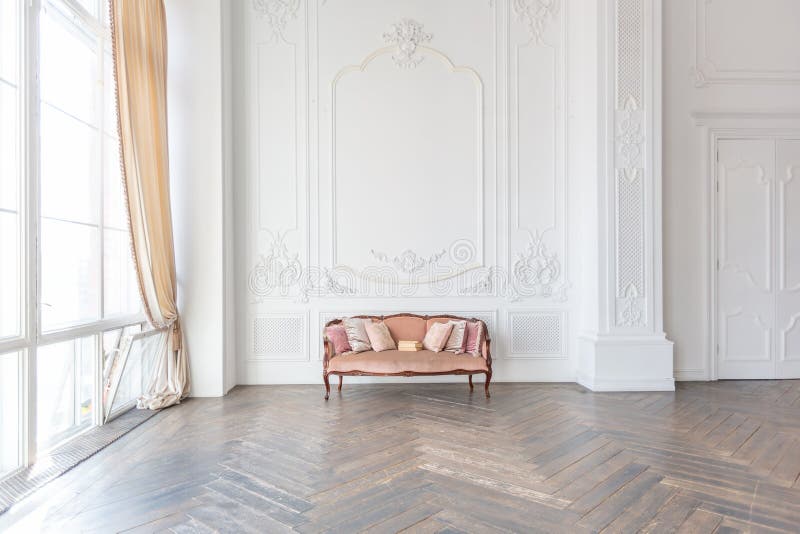 Kunglig, baroque-stilt, lyxplatta inuti stora rum extra vit, full av dagsljus höga tak och väggar som dekoreras av stucco arkivfoto