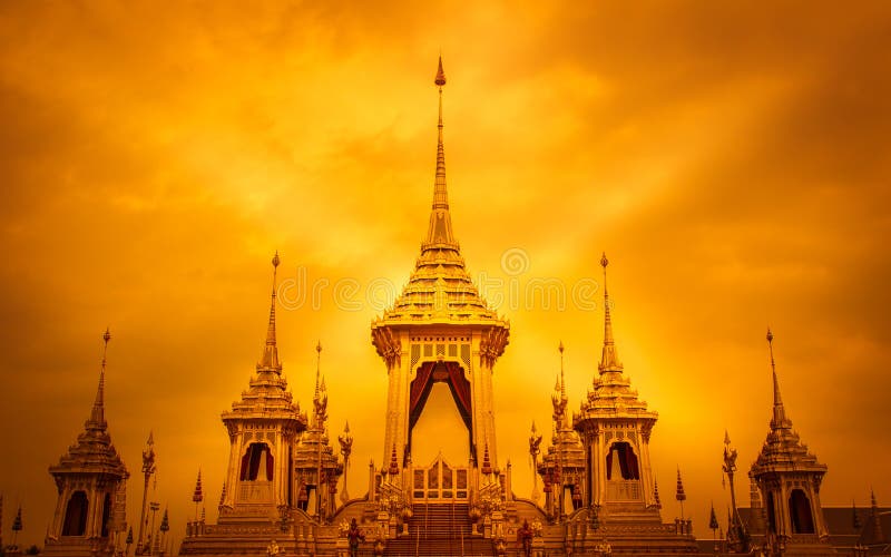 Kunglig kremeringutställning, Sanam Luang, Bangkok, Thailand på November7,2017: Kunglig krematorium för den kungliga kremeringen