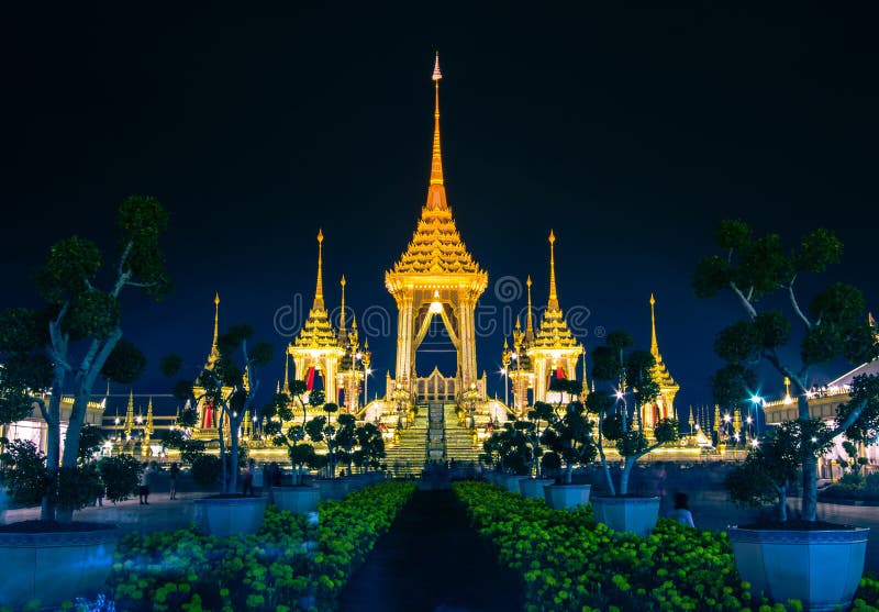 Kunglig kremeringutställning, Sanam Luang, Bangkok, Thailand på November7,2017: Kunglig krematorium för den kungliga kremeringen