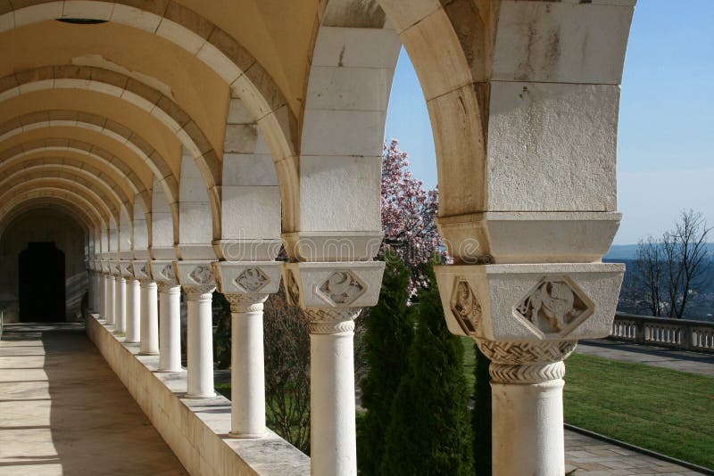 Kunglig person för slott för galleriarkitekturträdgård royaltyfri fotografi