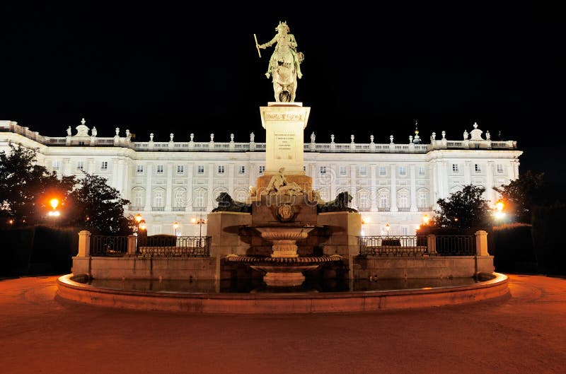 Kunglig slott vid natt, Madrid, Spanien arkivbild
