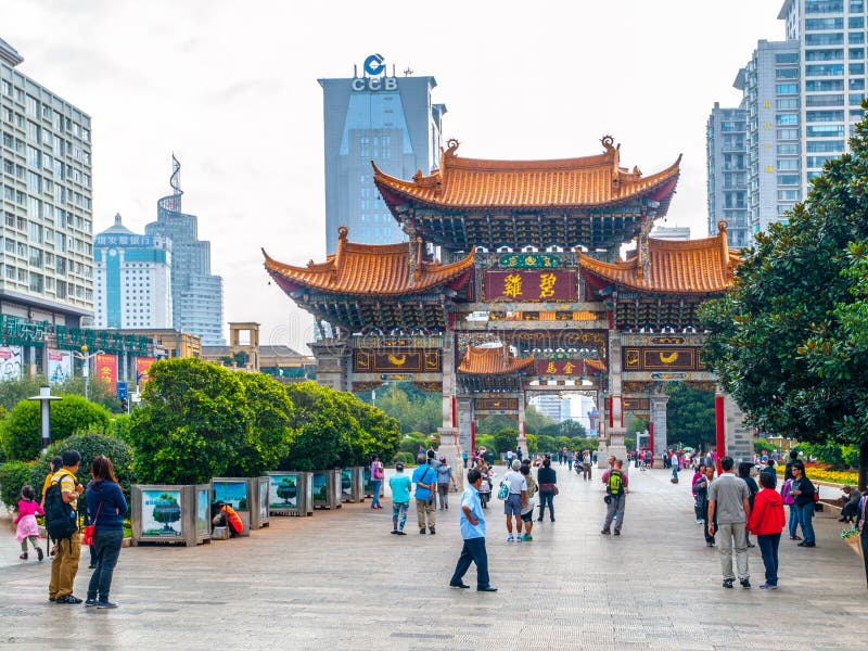 KUNMING, ΚΙΝΑ - 9 ΣΕΠΤΕΜΒΡΊΟΥ 2012: Αψίδα Kunming Πύλη παραδοσιακού κινέζικου και σύγχρονα κτήρια στο κέντρο της πόλης, Kunming στοκ φωτογραφίες KUNMING, ΚΙΝΑ - 9 ΣΕΠΤΕΜΒΡΊΟΥ 2012: Αψίδα Kunming Πύλη παραδοσιακού κινέζικου και σύγχρονα κτήρια στο κέντρο της πόλης, Kunming στοκ φωτογραφίες