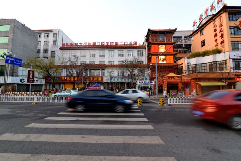 KUNMING, ΚΙΝΑ, ΣΤΙΣ 8 ΦΕΒΡΟΥΑΡΊΟΥ 2017: Τα αυτοκίνητα οδηγούν στην οδό στο κινεζικό γ στοκ εικόνες KUNMING, ΚΙΝΑ, ΣΤΙΣ 8 ΦΕΒΡΟΥΑΡΊΟΥ 2017: Τα αυτοκίνητα οδηγούν στην οδό στο κινεζικό γ στοκ εικόνες