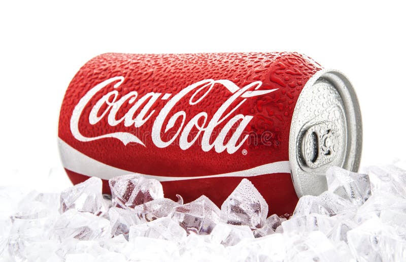 Kunna av cocaen - cola på en säng av is över en vit bakgrund royaltyfria foton
