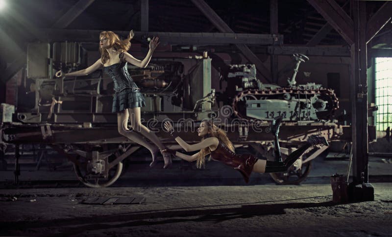 Kunst pgoto der zwei fliegenden Frauen lizenzfreie stockfotografie Kunst pgoto der zwei fliegenden Frauen lizenzfreie stockfotografie