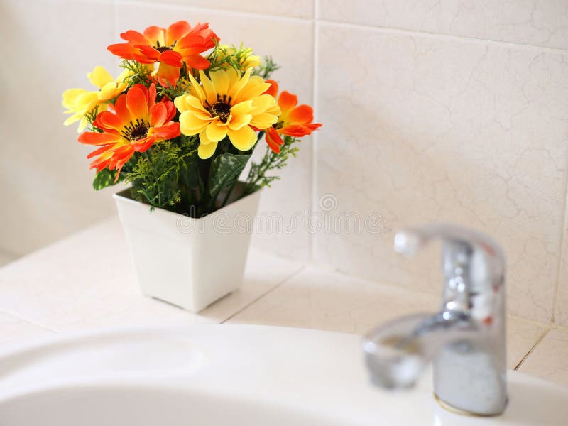 Kunstbloemen bij de wastafel royalty-vrije stock afbeelding