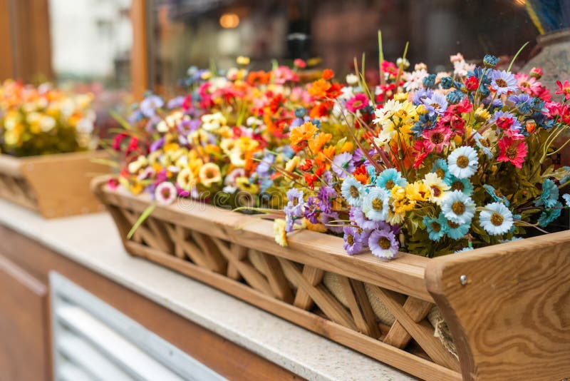 Optimistisch invoegen Teleurgesteld Kunstbloemen in De Doos Buiten Het Venster Stock Foto - Image of decoratie,  schoonheid: 68114462