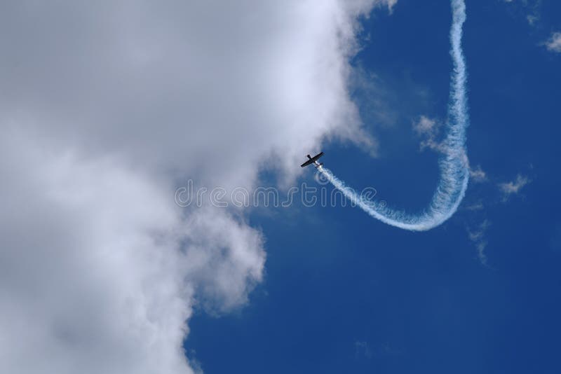 Kunstfliegen auf einem ultralight Flugzeug lizenzfreie stockfotografie Kunstfliegen auf einem ultralight Flugzeug lizenzfreie stockfotografie