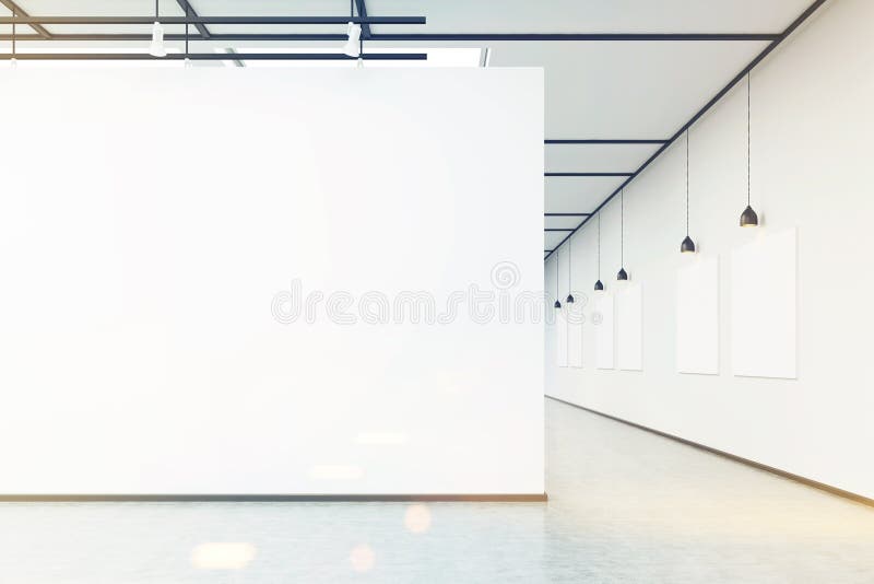 Kunstgalerie mit großer weißen Wand und den Bildern, getont