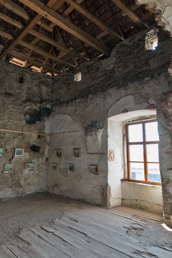 Kunstgalerie in verlaten middeleeuws kasteel Heilige Miklosh, Chynadievo, de Oekraïne stock fotografie Kunstgalerie in verlaten middeleeuws kasteel Heilige Miklosh, Chynadievo, de Oekraïne stock fotografie