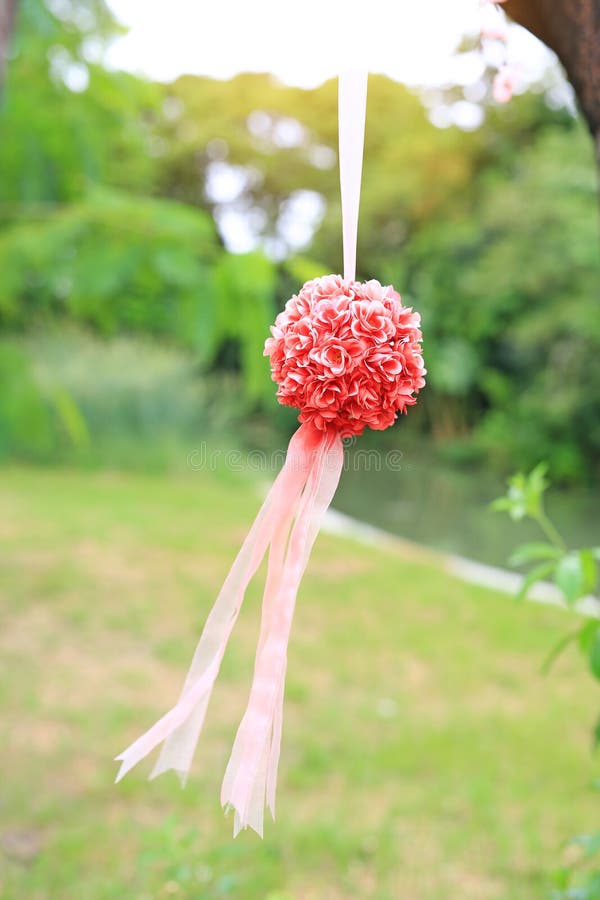 Kunstmatig Bush van decoratie nam hangend in het aardpark toe Huwelijk decoratief in de groene tuin openlucht royalty-vrije stock afbeelding Kunstmatig Bush van decoratie nam hangend in het aardpark toe Huwelijk decoratief in de groene tuin openlucht royalty-vrije stock afbeelding