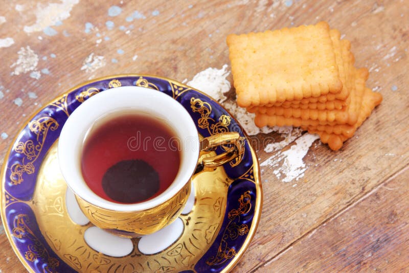 Kupa av tea med kexen royaltyfria foton Kupa av tea med kexen royaltyfria foton