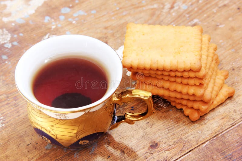 Kupa av tea med kexen arkivfoton Kupa av tea med kexen arkivfoton