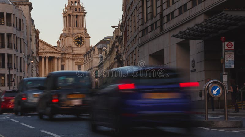 Kupczy upływ w Londyn przy St Paul ` s katedrą