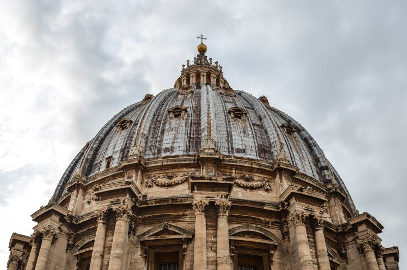 Kupol av St Peter Basilica i Vatican City fotografering för bildbyråer Kupol av St Peter Basilica i Vatican City fotografering för bildbyråer