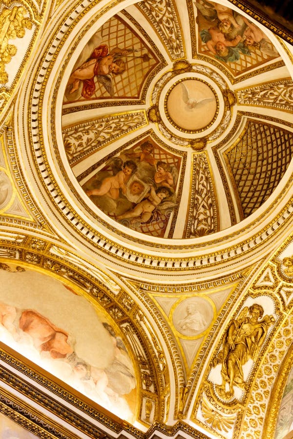 Kupol med duvan av fred i guld- kulört tak arkivbilder Kupol med duvan av fred i guld- kulört tak arkivbilder
