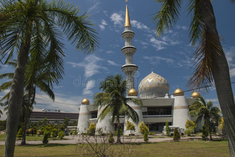 Kupol och minaret av Sabah State Mosque i Kota Kinabalu arkivfoton Kupol och minaret av Sabah State Mosque i Kota Kinabalu arkivfoton