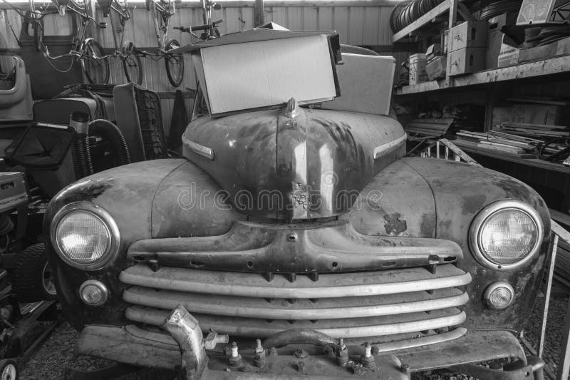 Kupé för 1948 Ford i garage arkivfoton Kupé för 1948 Ford i garage arkivfoton