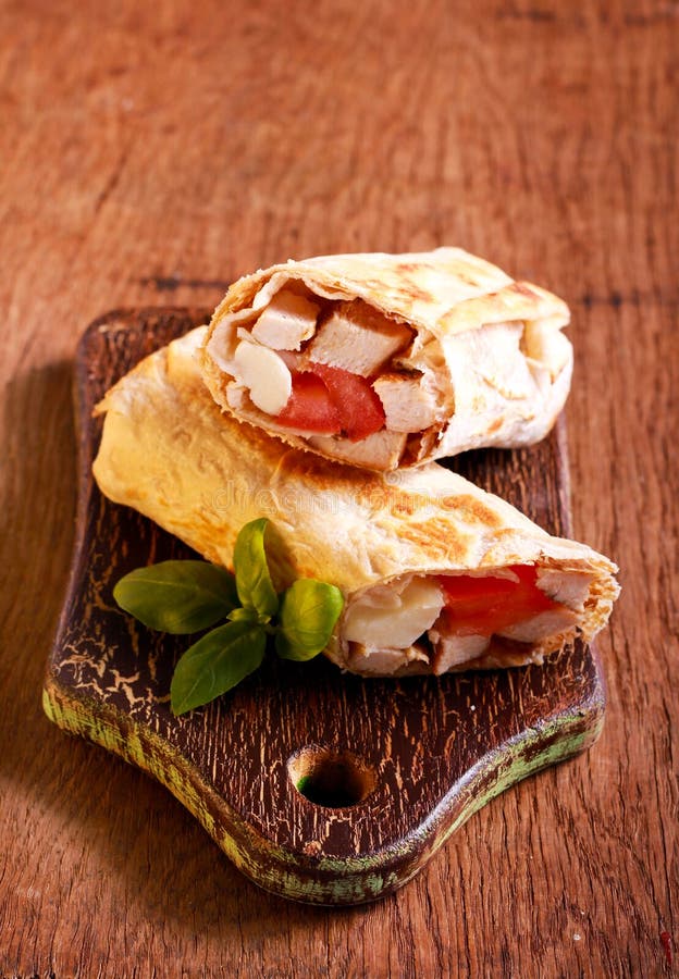 Kurczak, mozzarella i pomidorowy grilla opakunek, zdjęcie royalty free Kurczak, mozzarella i pomidorowy grilla opakunek, zdjęcie royalty free
