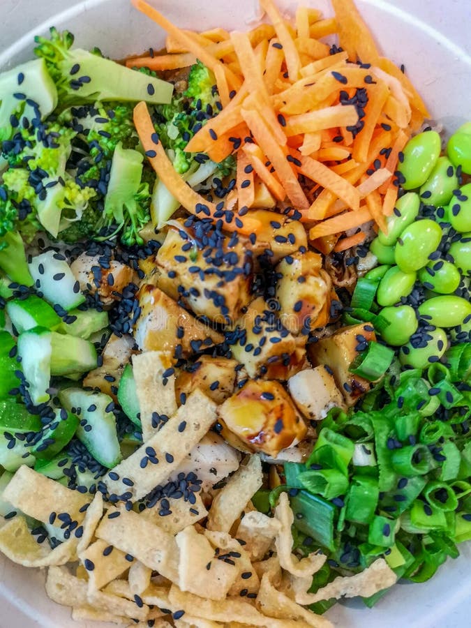 Kurczaka i veggie sałatkowy puchar obrazy stock Kurczaka i veggie sałatkowy puchar obrazy stock