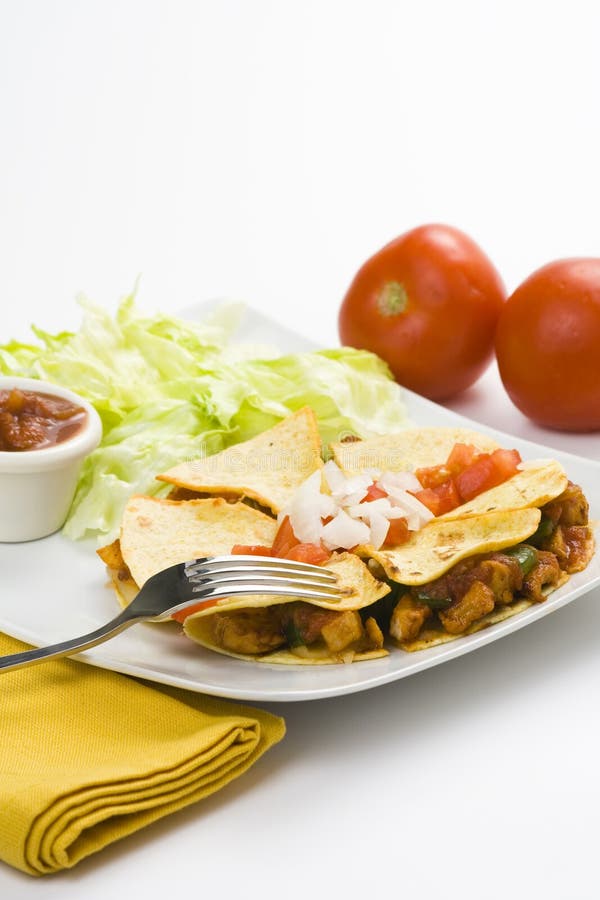 Kurczaka quesadilla wyśmienicie świezi warzywa zdjęcia stock