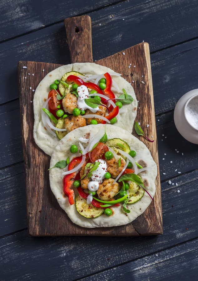Kurczaków klopsiki i świeżych warzyw tacos Zdrowy wyśmienicie śniadanie lub przekąska obraz stock Kurczaków klopsiki i świeżych warzyw tacos Zdrowy wyśmienicie śniadanie lub przekąska obraz stock