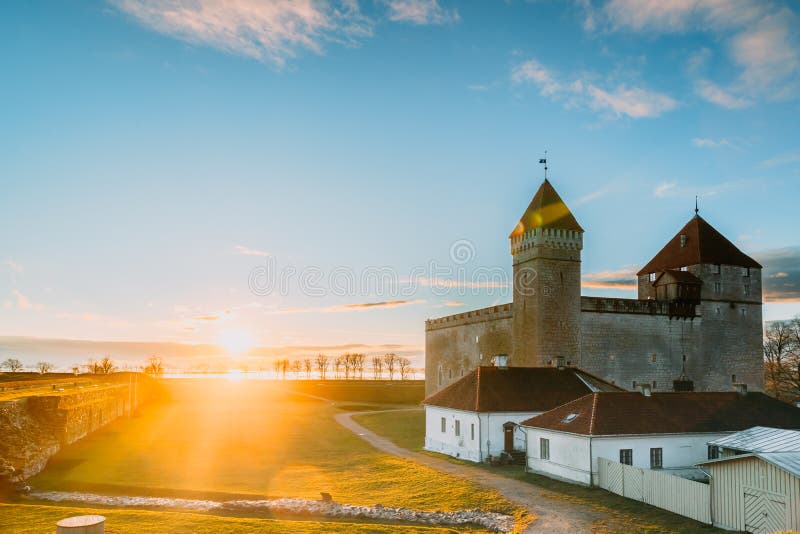 Kuressaare, isla de Saaremaa, Estonia occidental Castillo Episcopal En Luces De Amanecer Arquitectura Medieval Tradicional foto de archivo Kuressaare, isla de Saaremaa, Estonia occidental Castillo Episcopal En Luces De Amanecer Arquitectura Medieval Tradicional foto de archivo