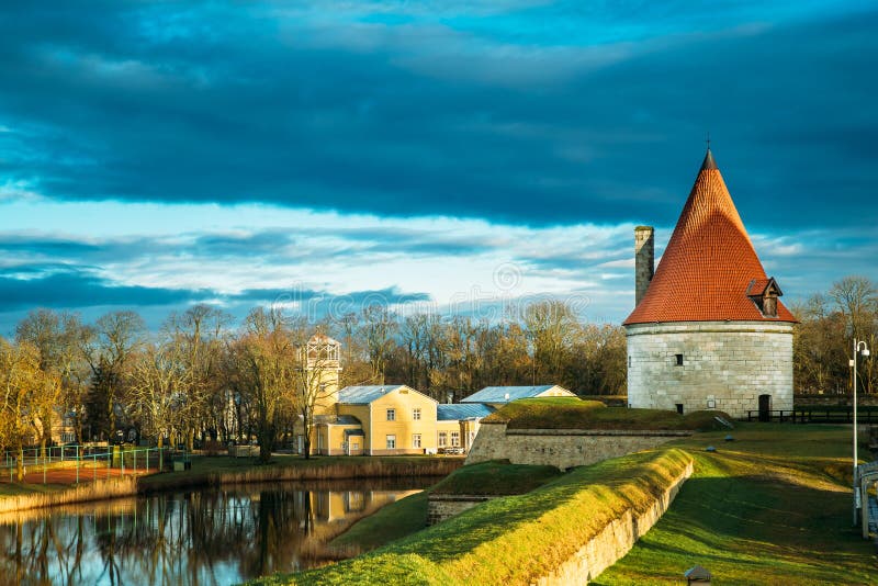 Kuressaare, Saaremaa, Estonia Torre del cannone sul territorio di Epis immagine stock Kuressaare, Saaremaa, Estonia Torre del cannone sul territorio di Epis immagine stock