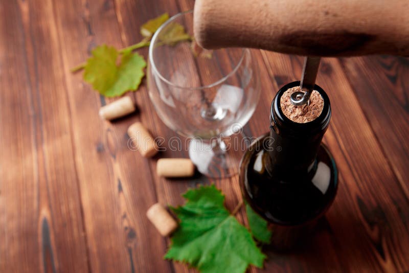 Kurketrekker en fles wijn op de raad - Beeld stock afbeeldingen Kurketrekker en fles wijn op de raad - Beeld stock afbeeldingen