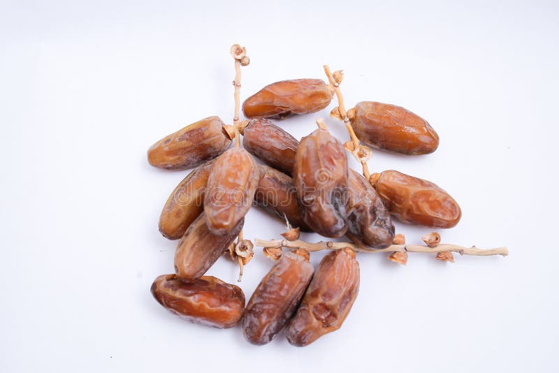 Kurma o frutas de las fechas aisladas en el fondo blanco para Ramadhan imágenes de archivo libres de regalías Kurma o frutas de las fechas aisladas en el fondo blanco para Ramadhan imágenes de archivo libres de regalías