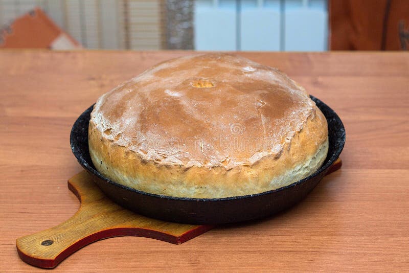 Kurnik, Russian Meat Pie. a Traditional Dish of Dough Lies in a Black Pan  on the Table Stock Photo - Image of cooking, bakery: 140166536