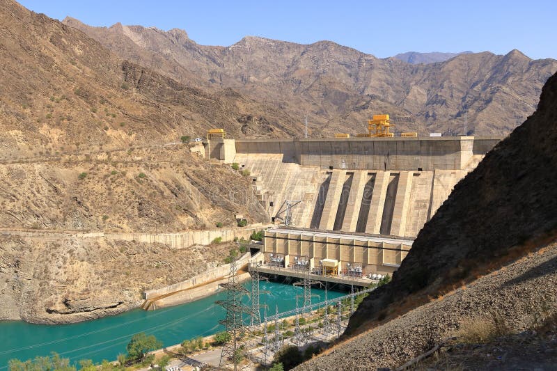 Kurpsai-vattenstation. Lägre naryn flodcanyon nära toktogul i kyrgyzstan. Vattenkraftsdamm i centrala Asien arkivbild