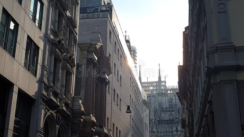 Kursiv milan duomo architektur view von shoppingstrasse sind Sonnenuntergang Aussicht auf europäische bahnbrechende verlangsamung