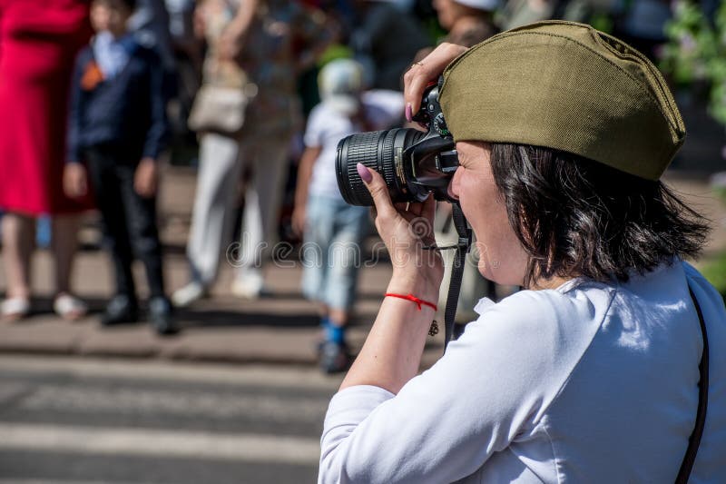 KURSK-GEBIED, ZHELEZNOGORSK, RUSLAND - Mei 9, 2018 Een donker-haired Russisch meisje in een militair groen GLB trekt een parade O stock afbeelding KURSK-GEBIED, ZHELEZNOGORSK, RUSLAND - Mei 9, 2018 Een donker-haired Russisch meisje in een militair groen GLB trekt een parade O stock afbeelding
