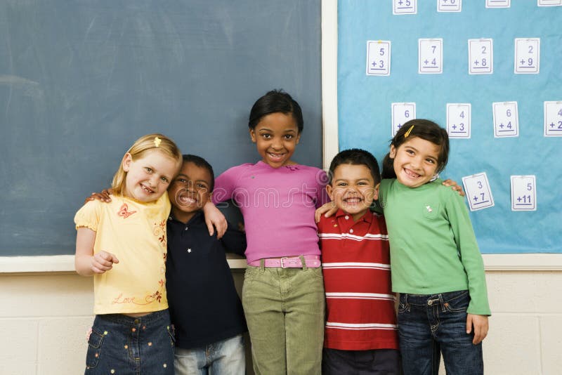 Kursteilnehmer, die im Klassenzimmer stehen. lizenzfreie stockfotos Kursteilnehmer, die im Klassenzimmer stehen. lizenzfreie stockfotos