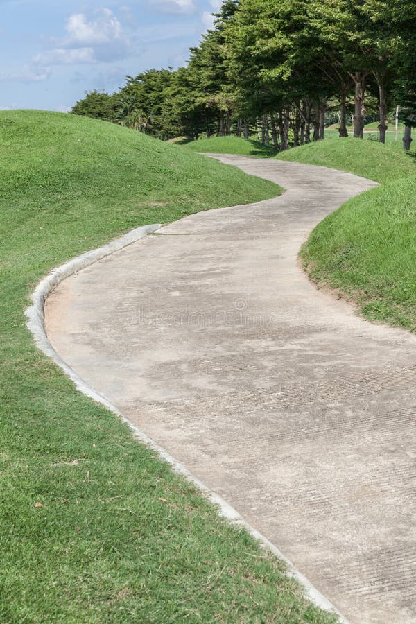 Kurven des grünen Golfplatzes der Bahn und der schönen Naturszene stockfotografie Kurven des grünen Golfplatzes der Bahn und der schönen Naturszene stockfotografie