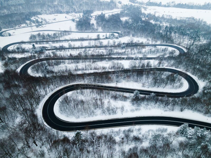 Kurvige Windige Straße Im Schneebedeckten Wald, Luftbild Von Oben