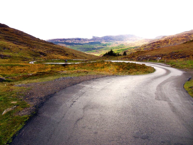 Kurvenreiche Straße in Irland Kurvenreiche Straße in Irland