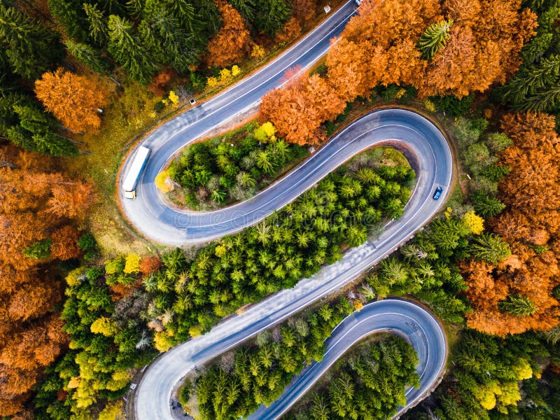 Kurvenreiche Straße vom hohen Gebirgspass, in der Herbstsaison, mit orange Wald stockbilder Kurvenreiche Straße vom hohen Gebirgspass, in der Herbstsaison, mit orange Wald stockbilder