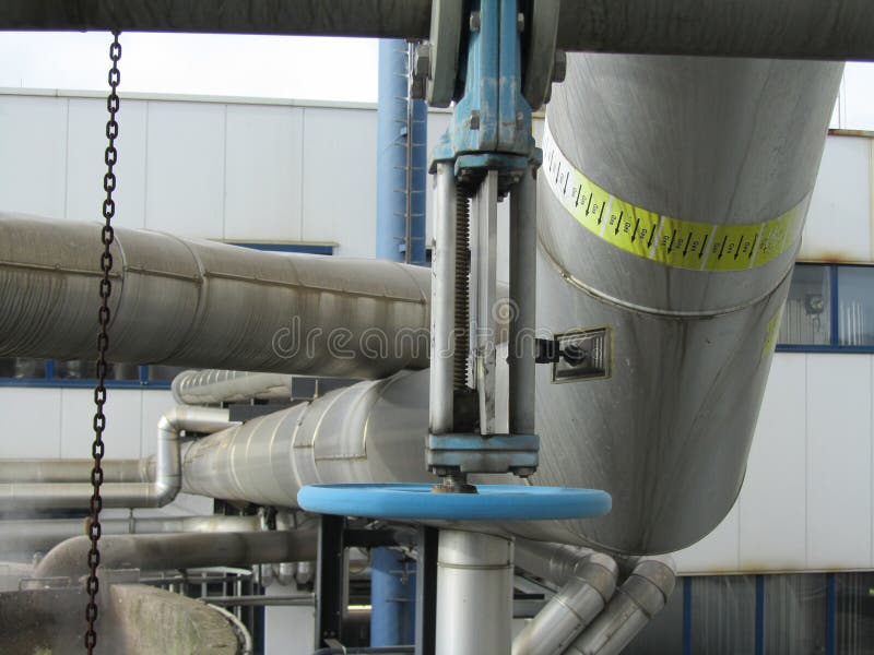 Kurze auf Rohre eines Biogasbetriebsrohgases