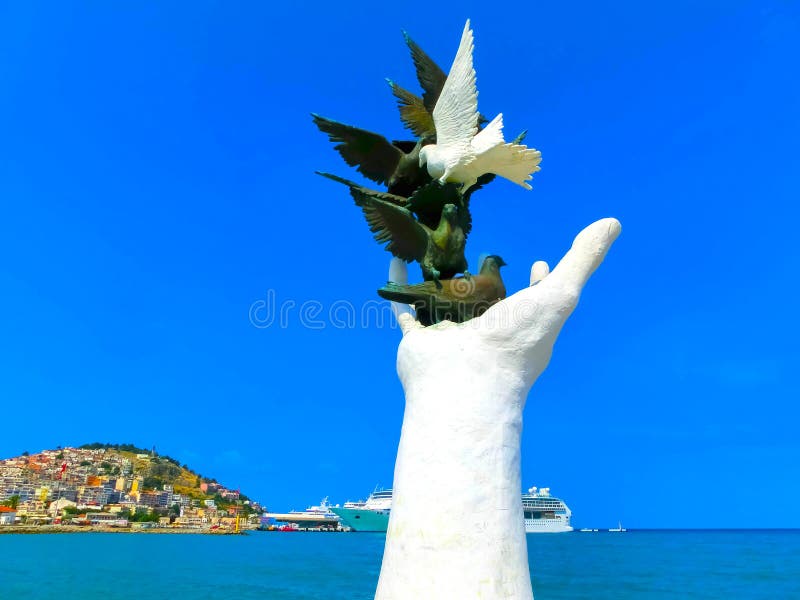 Kusadasi, die Türkei - 9. Juni 2015: Friedenshandmonument lizenzfreies stockfoto Kusadasi, die Türkei - 9. Juni 2015: Friedenshandmonument lizenzfreies stockfoto