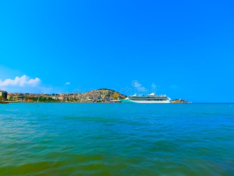 Kusadasi, die Türkei - 9. Juni 2015: Kreuzschiff-Pracht der Meere durch königlichen karibischen International am Hafen von Kusada stockfotos Kusadasi, die Türkei - 9. Juni 2015: Kreuzschiff-Pracht der Meere durch königlichen karibischen International am Hafen von Kusada stockfotos