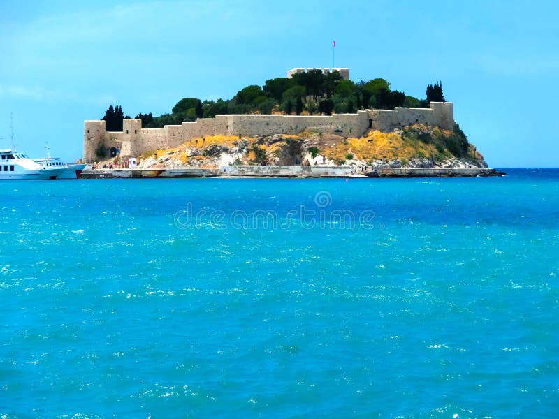 Kusadasi, die Türkei - 9. Juni 2015: Tauben-Insel lizenzfreie stockfotos Kusadasi, die Türkei - 9. Juni 2015: Tauben-Insel lizenzfreie stockfotos