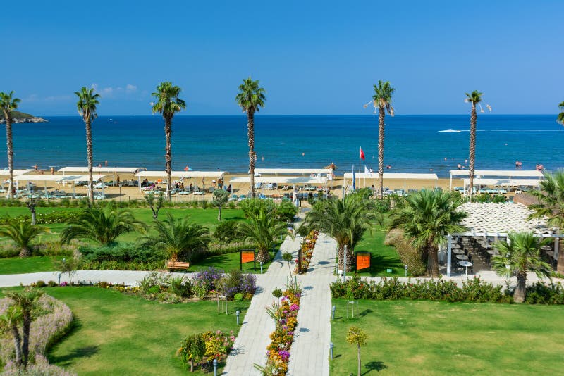 KUSADASI, TURQUIA - 21 DE AGOSTO DE 2017: Pamucak, praia de Ephesus A vista da palma voa a estância de verão de Ephesus imagens de stock KUSADASI, TURQUIA - 21 DE AGOSTO DE 2017: Pamucak, praia de Ephesus A vista da palma voa a estância de verão de Ephesus imagens de stock