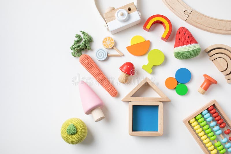 Kuscheliges Holz- und Strickökotoys für Babyaktivität Motor- und Sinnesentwicklung auf weißem Tisch. flache Lage stockfoto