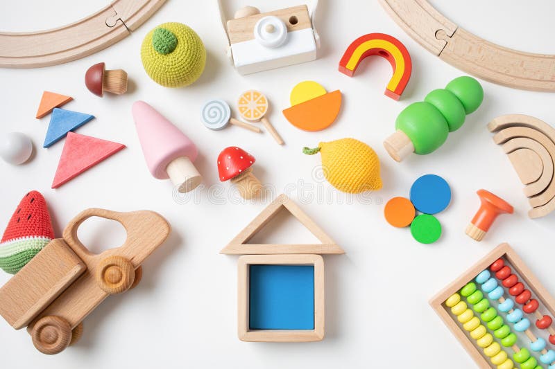 Kuscheliges Holz- und Strickökotoys für Babyaktivität Motor- und Sinnesentwicklung auf weißem Tisch. flache Lage stockbild