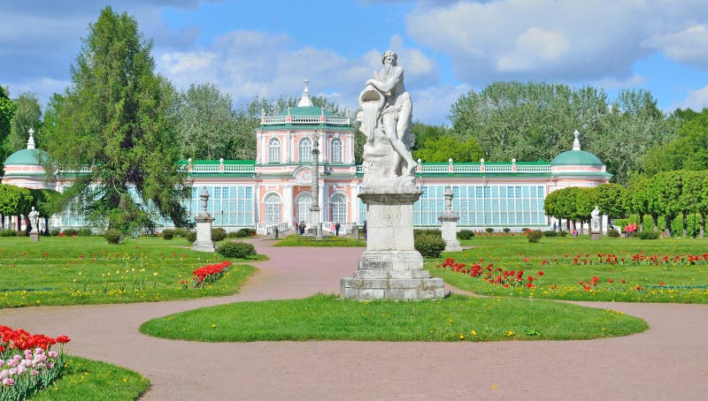 Kuskovomanor in Moskou aan het begin van de zomer royalty-vrije stock fotografie Kuskovomanor in Moskou aan het begin van de zomer royalty-vrije stock fotografie