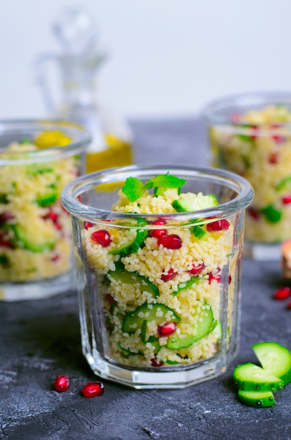 Kuskus-Salat Mit Granatapfel, Minze Und Gurken, Gesunder Salat ...