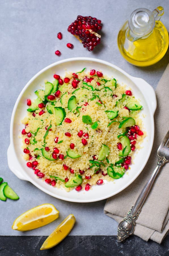 Kuskus-Salat Mit Granatapfel, Minze Und Gurken, Gesunder Salat ...