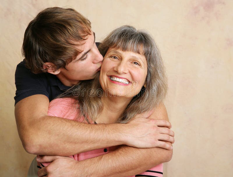 Kuss für Mutter lizenzfreies stockbild Kuss für Mutter lizenzfreies stockbild